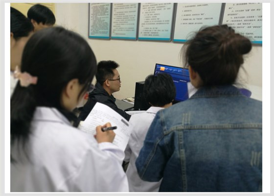 工程師在為校方人員現(xiàn)場演示Pulsar臺式核磁共振波譜儀