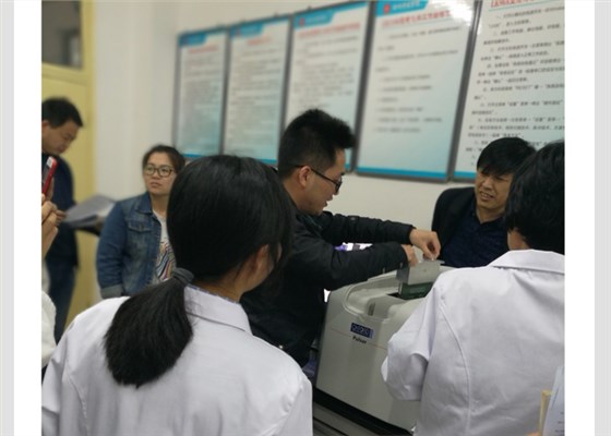 工程師在為校方人員現(xiàn)場演示Pulsar臺式核磁共振波譜儀