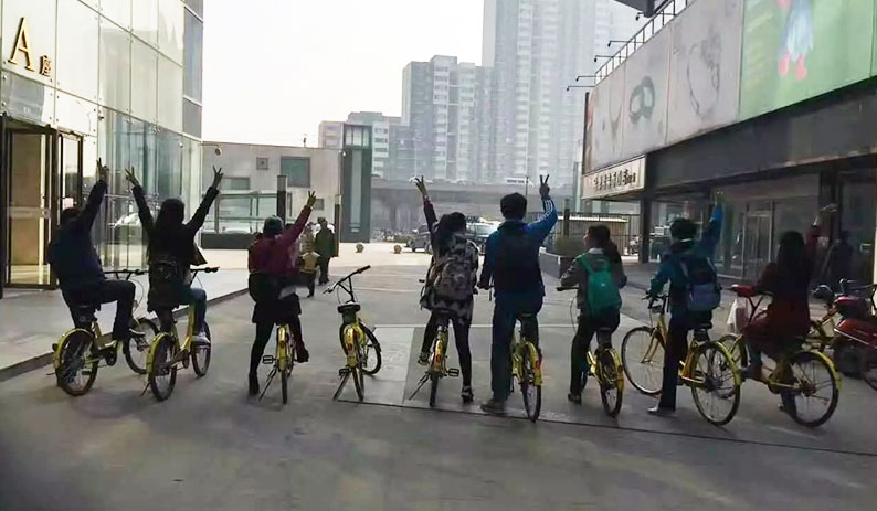 早晨九點，參加騎行的伙伴們在公司樓下準(zhǔn)備出發(fā)