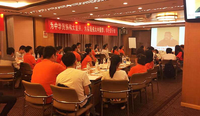 歐倍爾員工正在認(rèn)真聆聽清華大學(xué)教授裴老師講弟子規(guī)