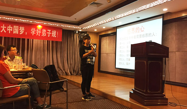 學(xué)到感恩的部分，員工分享自己切身體會到的溫暖事，感動了在場所有人