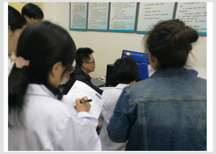 工程師在為校方人員現(xiàn)場(chǎng)演示Pulsar臺(tái)式核磁共振波譜儀